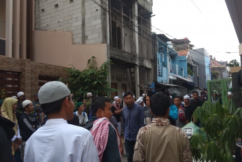 Massa Bersiap Siaga di Jalan Petamburan III Jakarta Pusat.