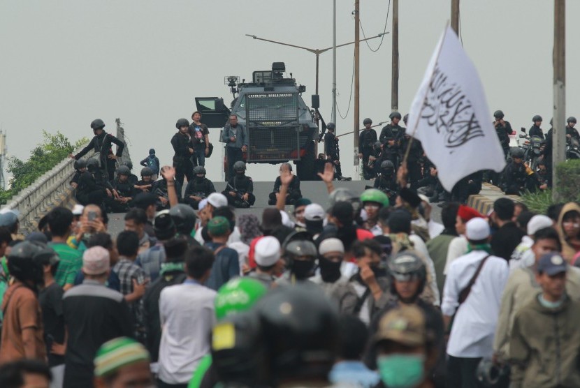 Anggota Brimob memblokade massa yang berkumpul di atas jalan layang Slipi Jaya, Jakarta, Rabu (22/5/2019).