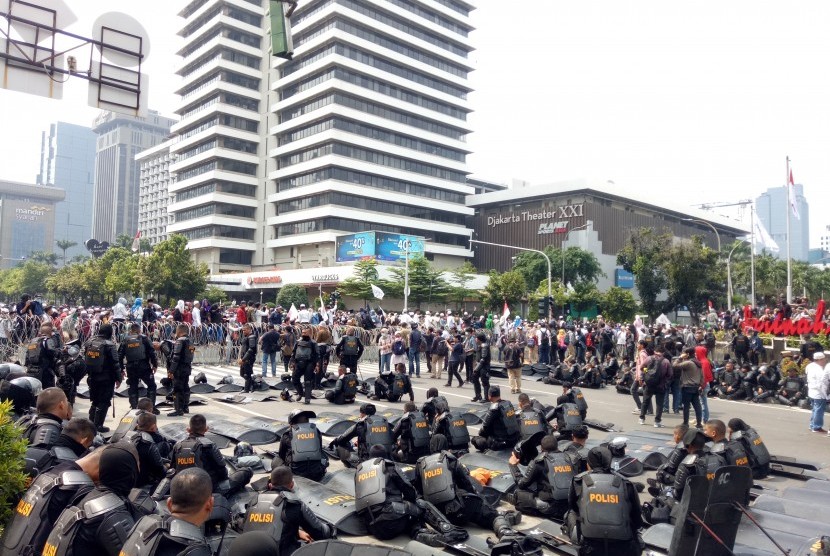 Situasi unjuk rasa di depan Bawaslu, Jakarta Pusat, Rabu (22/5).