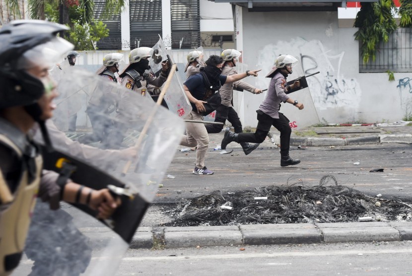 Suasana bentrokan antara petugas kepolisian dengan massa aksi di kawasan Tanah Abang, Jakarta, Rabu (22/5/2019). 