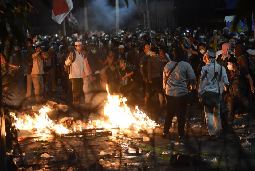 Demonstran terlibat kericuhan saat menggelar Aksi 22 Mei di depan gedung Bawaslu, Jakarta.