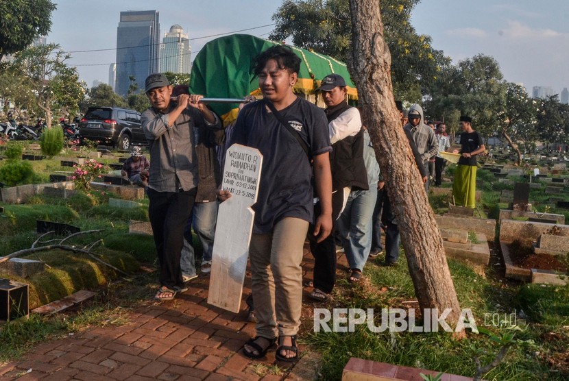  Suasana pemakaman salah satu korban bentrokan massa dengan polisi yang dimakamkan di TPU Karet Bivak,Jakarta, Rabu (22/5). 