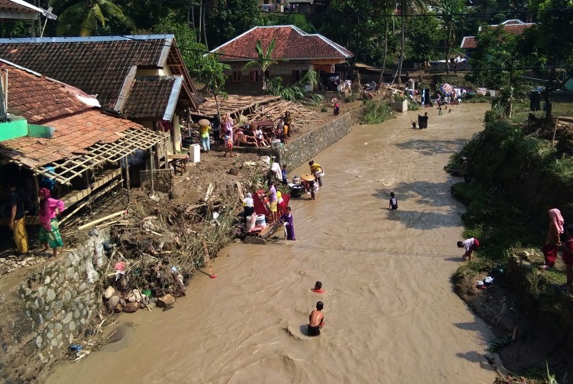 Sejumlah warga membersihkan peralatan rumah tangga setelah rumah mereka terendam banjir bandang di Sungai Cibeurih, Kampung Margaluyu, Sajira, Lebak, Banten, Kamis (23/5/2019).