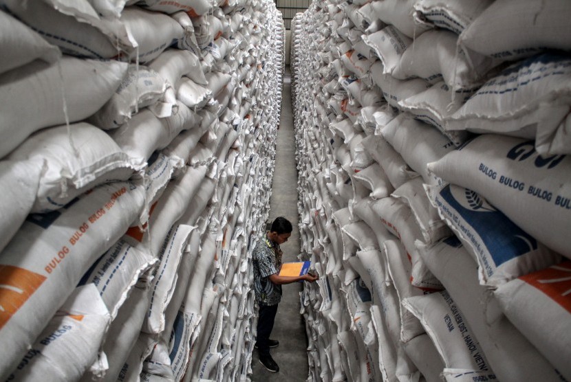 Pekerja mendata beras hasil serapan di Gudang Bulog Jatim, Buduran, Sidoarjo, Jawa Timur. 