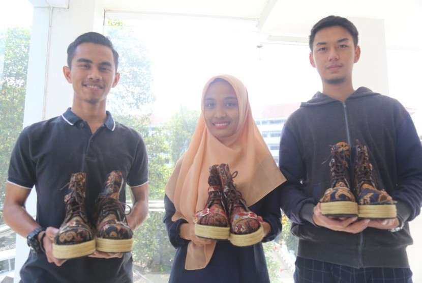 Mahasiswa Universitas Muhammadiyah Malang (UMM) menciptakan sepatu 4 in 1. Produk bernama Setiawan Mungil (Sepatu Batik Four in One Multifungsi)  ini akan mengikuti Program Kreativitas Mahasiswa – Kewirausahaan (PKM-K)  Ristekdikti Tahun 2019. 