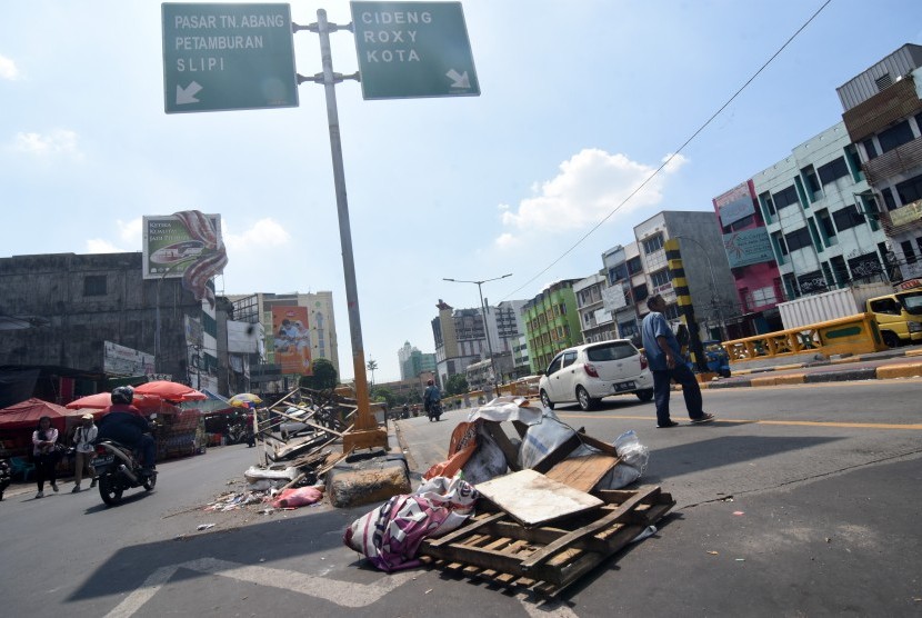 Warga melintas di wilayah terdampak kerusuhan Aksi 22 Mei di kawasan Tanah Abang, Jakarta, Kamis (23/5/2019).