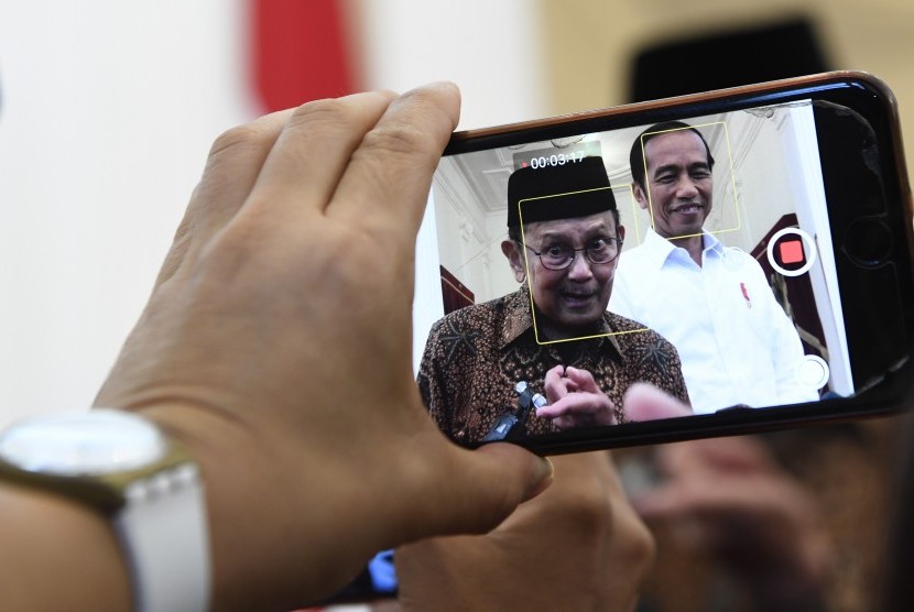 Jurnalis merekam keterangan Presiden Joko Widodo (kanan) dan Presiden ketiga RI BJ Habibie (kiri) usai pertemuan tertutup di Istana Merdeka, beberapa waktu lalu.