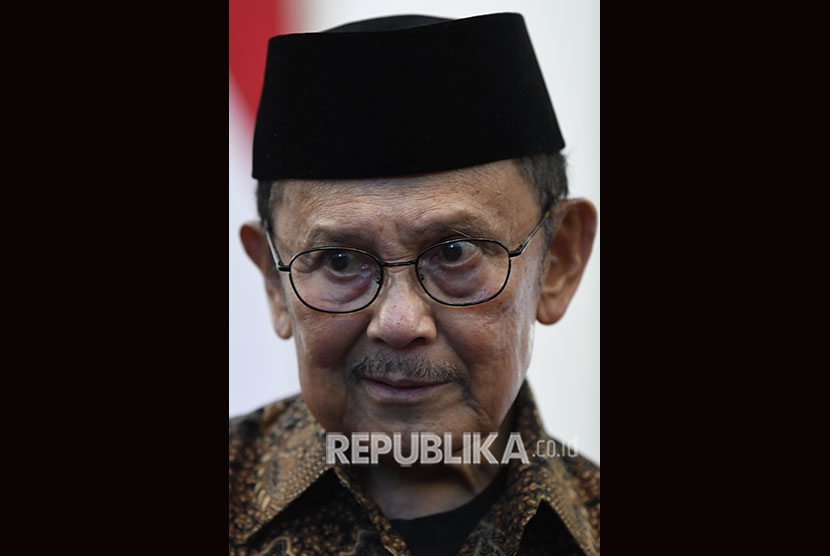 Presiden ketiga RI BJ Habibie memberikan keterangan pers usai melakukan pertemuan tertutup dengan Presiden Joko Widodo di Istana Merdeka, Jakarta, Jumat (24/5/2019). 