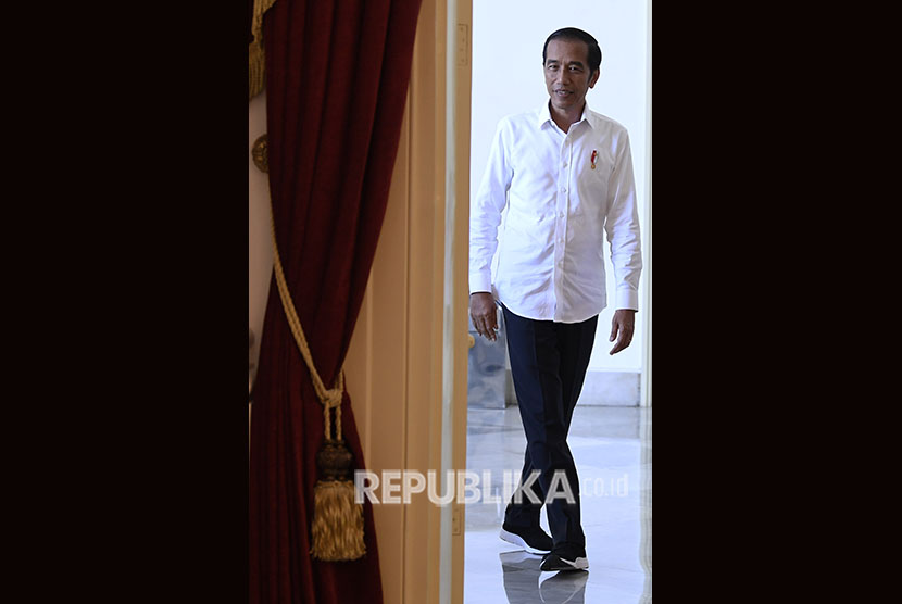 Presiden Joko Widodo berjalan usai bertemu dengan Presiden ketiga RI BJ Habibie di Istana Merdeka, Jakarta, Jumat (24/5/2019). 