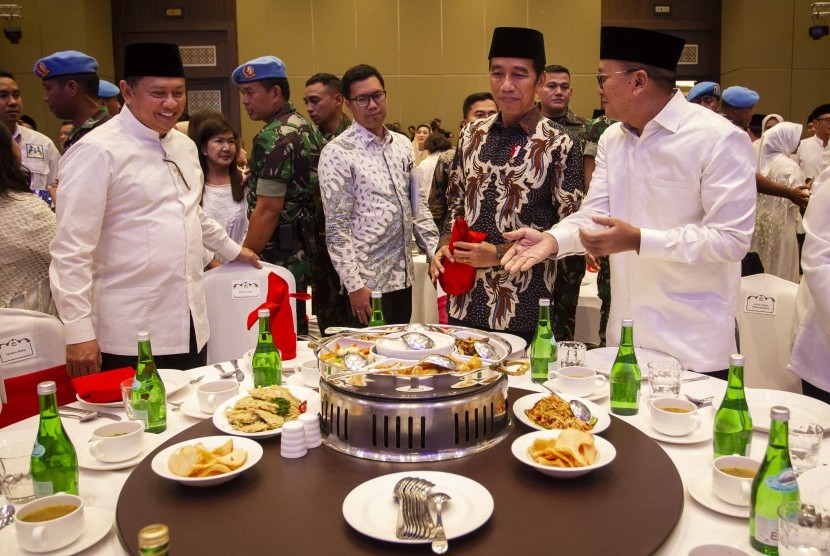 Presiden Joko Widodo (kedua kanan) didampingi Ketua Umum Kamar Dagang dan Industri (Kadin) Indonesia Rosan Perkasa Roeslan (kanan) dan Ketua DPR Bambang Soesatyo (kiri) saat menghadiri buka puasa bersama Kadin di Jakarta, Jumat (24/5/2019).