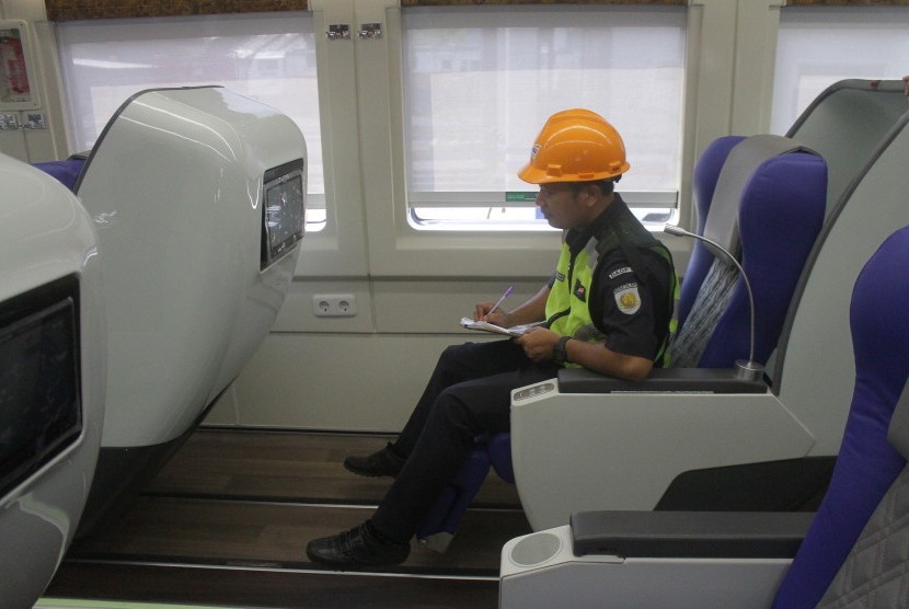 Petugas PT Kereta Api Indonesia mengecek kelengkapan fasilitas di Gerbong Luxury sebelum dioperasikan dengan rangkaian Kereta Api Gajayana, Jurusan Malang-Jakarta di Stasiun Kotabaru Malang, Jawa Timur, Sabtu (25/5/2019). 