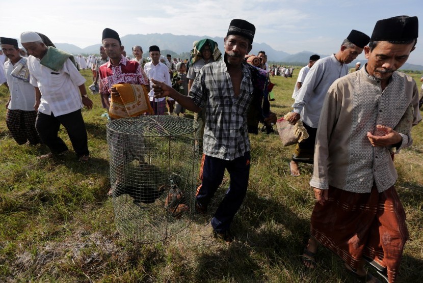 [ilustrasi] Warga membawa serta ternak ayam dalam sangkar saat melaksanakan sholat meminta hujan (Istisqa) di area persawahan Desa Lamlhom, Aceh Besar, Aceh, Sabtu (25/5/2019). 
