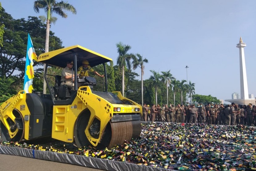 Pemerintah Provinsi DKI Jakarta memusnahkan 18.174 botol minuman keras (miras) di Lapangan Silang Monas Tenggara, Jakarta Pusat Senin (27/5) pagi. 