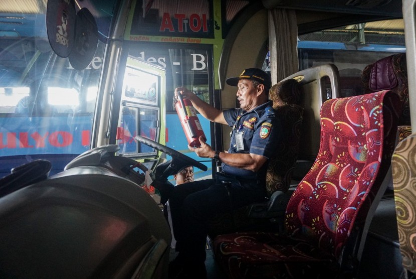 (ILUSTRASI) Petugas memeriksa kelaikan bus.