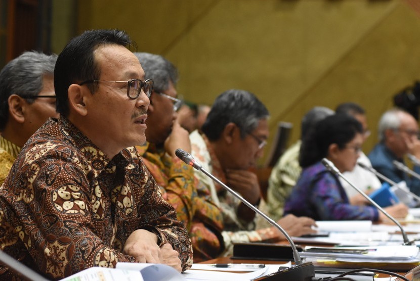 Dirut BPJS Kesehatan Fahmi Idris (kiri) dan Menteri Kesehatan Nila F. Moeloek (kedua kanan) menyampaikan paparannya saat mengikuti rapat kerja dan rapat dengar pendapat dengan Komisi IX DPR di Kompleks Parlemen Senayan, Jakarta, Senin (27/5/2019). 