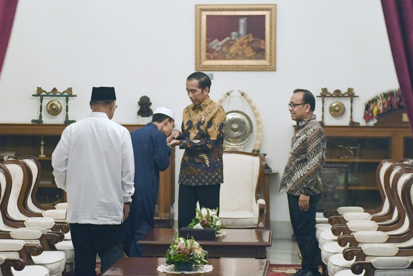 Presiden Joko Widodo (kedua kanan) didampingi Mensesneg Pratikno (kanan) menerima pemenang Musabaqah Tilawatil Quran (MTQ) Internasional Ke-7 di Turki, Syamsuri Firdaus (kedua kiri) dalam pertemuan di Istana Merdeka, Jakarta, Selasa (28/5/2019). 