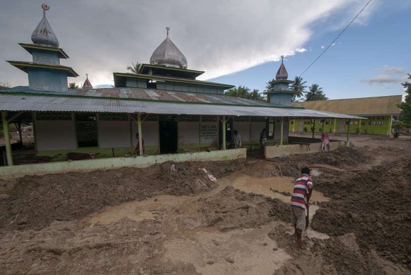 Sejumlah warga bergotong royong membersihkan Masjid Nurul Hidayah yang terendam lumpur akibat banjir bandang di Dusun 1 Desa Bangga, Kecamatan Dolo Selatan, Kabupaten Sigi, Sulawesi Tengah, Selasa (28/5/2019). 