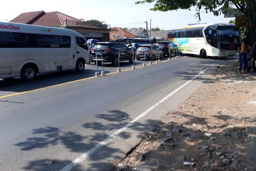 Kendaraan dari arah Jakarta  Bekasi diputarbalikan simpang jomin. 