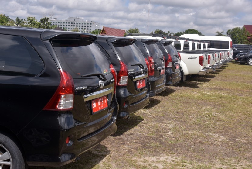 Deretan mobil dinas Pemprov Riau berada di penampungan sementara di kompleks rumah dinas Gubernur Riau di Kota Pekanbaru, Riau, Kamis (30/5/2019).