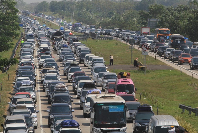 Kendaraan pemudik memadati pintu gerbang tol Cipali, Palimanan, Cirebon, Jawa Barat, Kamis (30/5/2019).