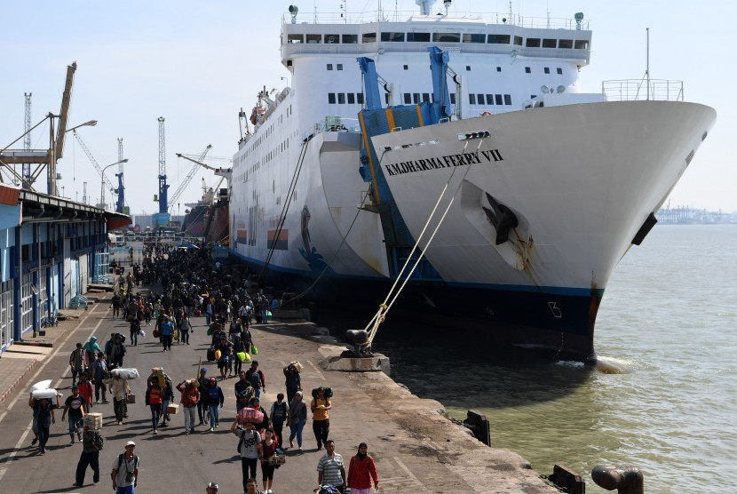 Penumpang KM Dharma Ferry VII asal Balikpapan, Kalimantan Timur, tiba di Dermaga Gapura Surya Nusantara, Pelabuhan Tanjung Perak, Surabaya, Jawa Timur, Kamis (30/5/2019).  ilustrasi