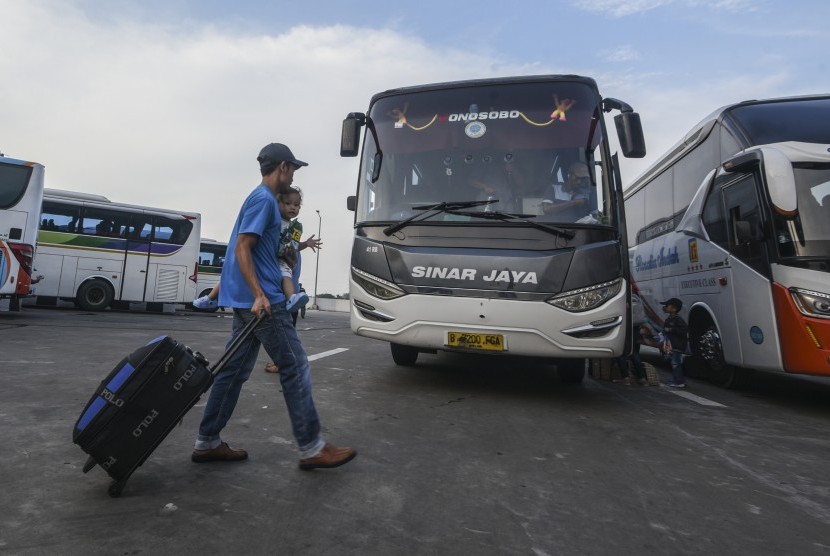 Calon pemudik berjalan menuju bus di Terminal Pulogebang, Jakarta, Kamis (30/5/2019). 