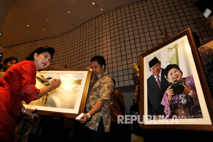  (File foto) Ani Yudhoyono dikenal memiliki hobi fotografi.