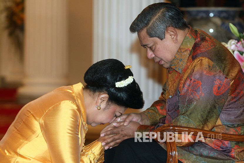 (file foto) Presiden Susilo Bambang Yudhoyono (kanan) menerima sungkem dari istrinya Ani Yudhoyono.