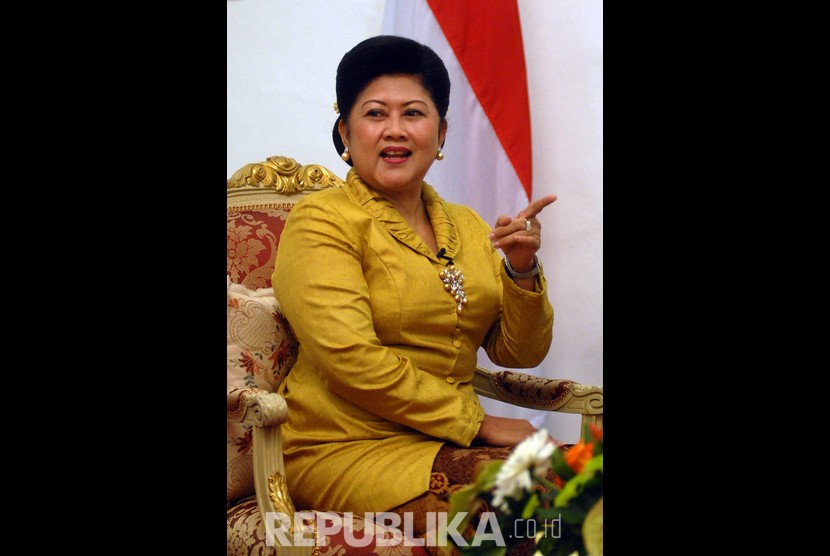 (file foto) Ibu Negara Ani Yudhoyono saat jeda pengambilan gambar wawancara di Istana Negara, Jakarta, Kamis (15/4/2010).