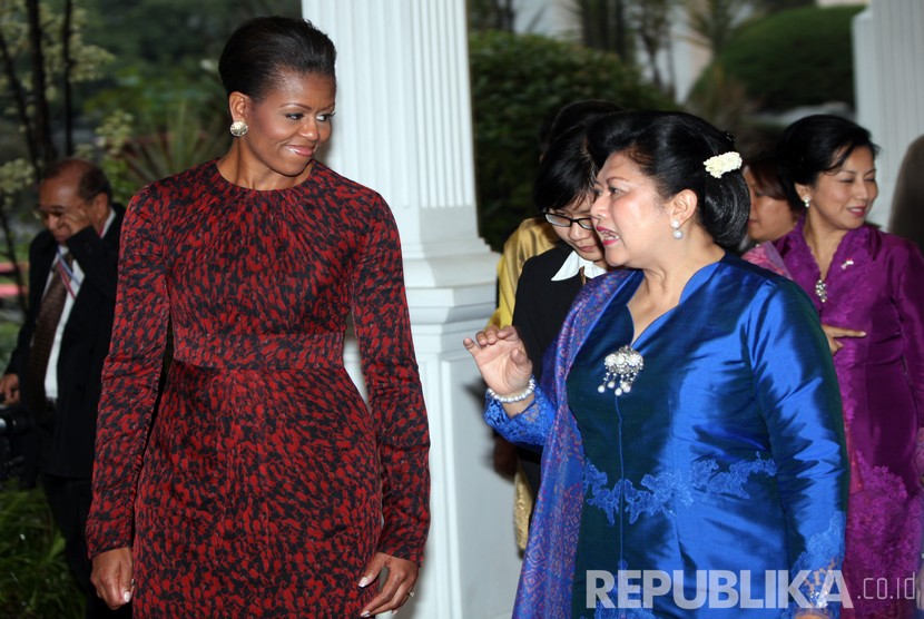   (file foto) Ani Yudhoyono saat menerima kunjungan Michelle Obama ke Jakarta pada 9 November 2010.