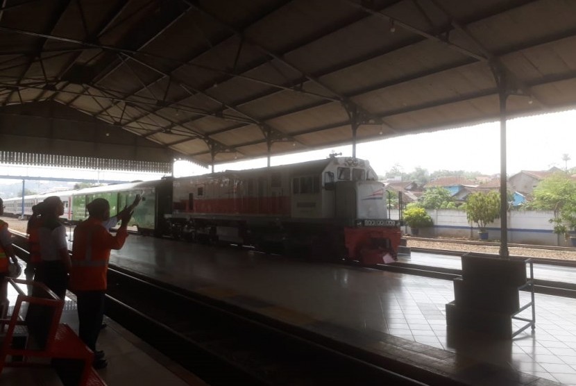Lonjakan penumpang kereta api terjadi di stasiun Padalarang, Kabupaten Bandung Barat jelang Lebaran 1440 hijriah. Mereka yang menggunakan fasilitas kereta, mayoritas penduduk lokal yang hendak berbelanja ke Kota Bandung. Kemudian terdapat pula pemudik yang hendak transit ke Bandung dan selanjutnya berpindah kereta. 