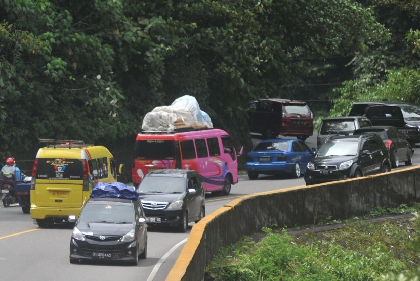 Tahun ini, program pulang basamo warga Sumatra Barat dibatalkan akibat wabah Covid-19. Foto kendaraan pemudik melintas di ruas jalan Padang - Bukittinggi, di Silaiang, Padangpanjang, Sumatera Barat. (ilustrasi)