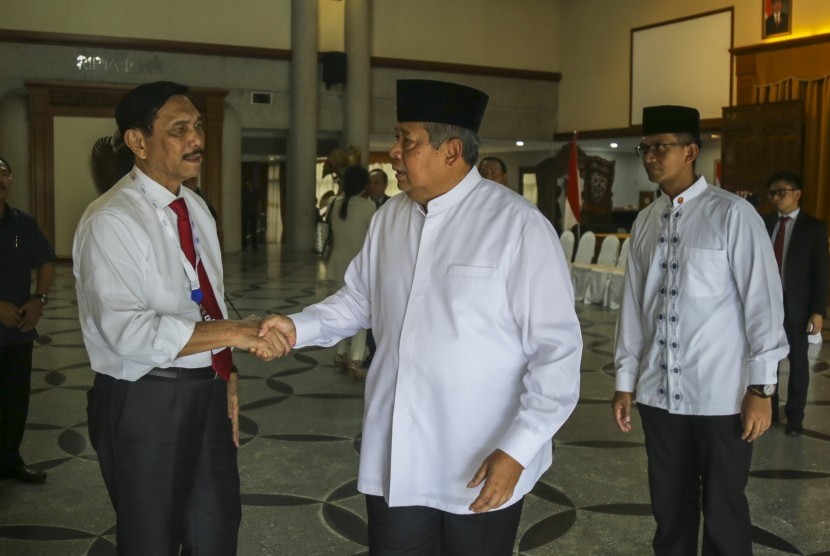 Presiden ke-6 RI Susilo Bambang Yudhoyono (kanan), menyalami Menteri Koordinator Bidang Maritim Luhut Binsar Panjaitan (kiri) yang datang melayat almarhumah Ibu Ani Yudhoyono, di Kedutaan Besar Indonesia, di Singapura, Sabtu (1/6/2019). 