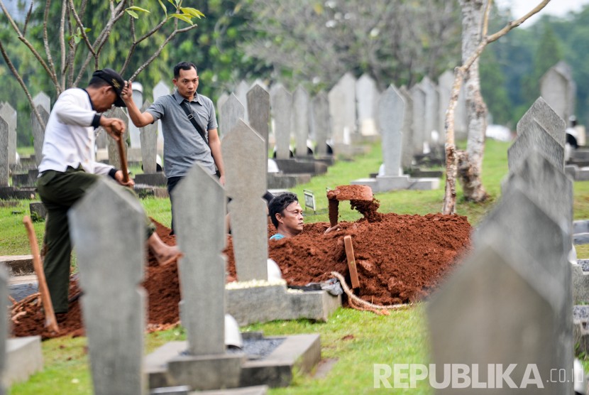 Sejumlah pekerja membuat liang kubur yang disiapkan untuk jenazah Ibu Negara 2004-2014 Ani Yudhoyono di Taman Makam Pahlawan Nasional Utama (TMP) Kalibata, Jakarta, Sabtu (1/6/2019).