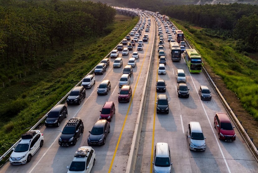 Kendaraan pemudik dari arah Jakarta antre saat akan memasuki Gerbang Tol Kalikangkung, Semarang, Jawa Tengah, Kamis (30/5/2019).