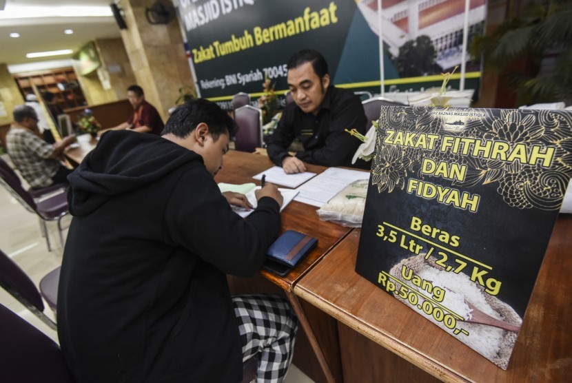 Panitia amil zakat melayani umat muslim yang membayarkan zakatnya di Masjid Istiqlal, Jakarta (ilustras)