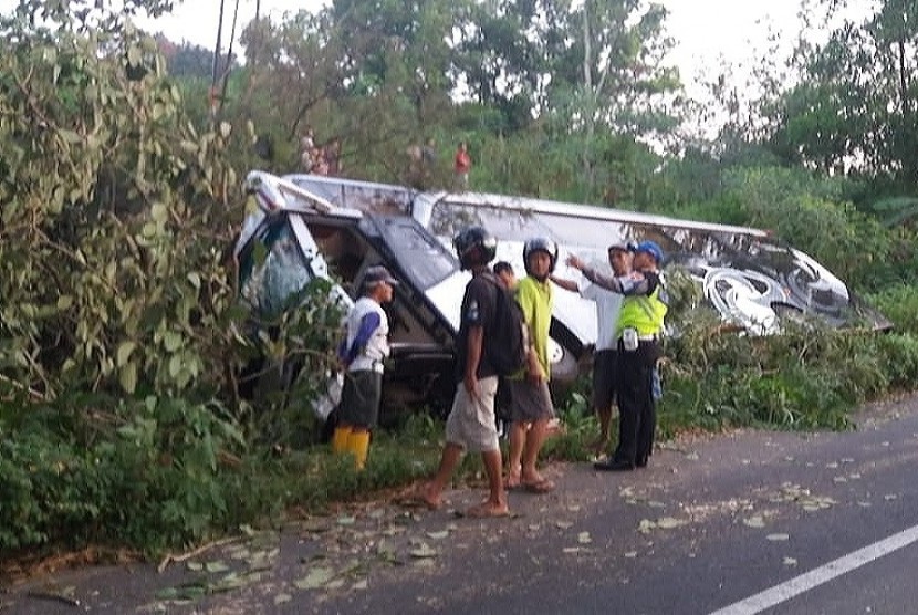 Bus pariwisata bernomor polisi B 7627 IG trrperosok ke dalam parit, di simpang Salib Putuh, Kecamatan Argomulyo, Kota Salatiga, Jawa Tengah, Sabtu (1/6). Kecelakaan ini juga mengakibatkan seorang pembonceng sepedamotor tewas seketika di lokasi kejadian.