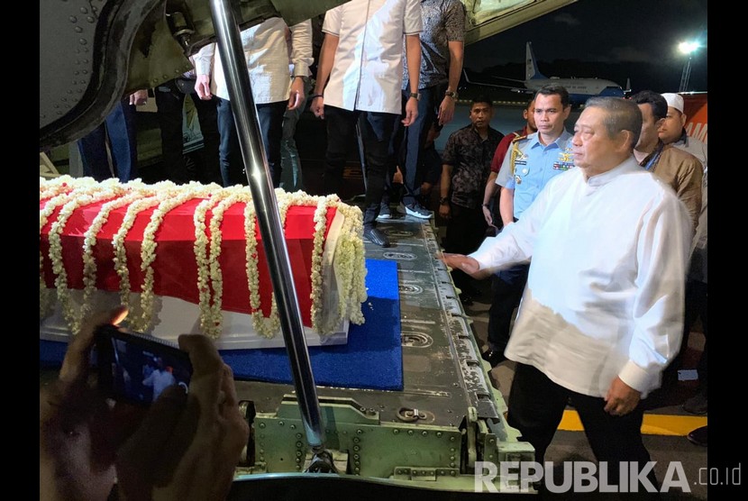 Keluarga SBY mengantar jenazah Ani Yudhoyono di Lanud Paya Lebar, sebelum diberangkatkan ke Halim Perdanakusuma. Sabtu (1/6).