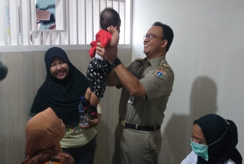 Gubernur DKI Jakarta Anies Rasyid Baswedan menginspeksi pelayanan kesehatan saat Lebaran di Puskesmas Kecamatan Kalideres, Jakarta Barat, Senin (3/6).