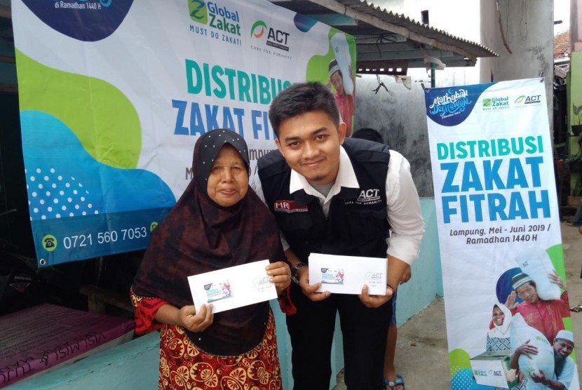 Global Zakat - ACT Lampung salurkan zakat fitrah kepada 200 orang fakir miskin di pesisir Teluk Lampung, Senin (3/6). 