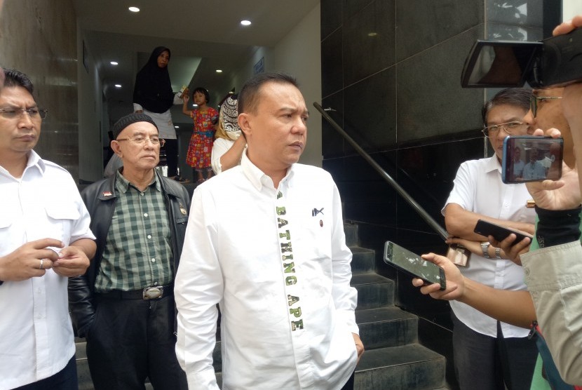 Sufmi Dasco Ahmad, saat mengajukan penangguhan penahanan terhadap Lieus Sungkharisma dan Mustofa Nahrawardaya, di Polda Metro Jaya, Senin (3/6).