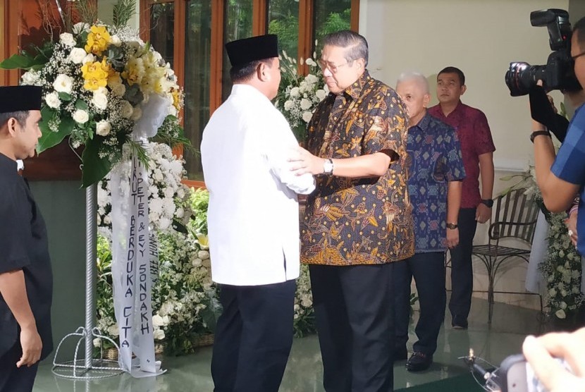 Calon presiden (capres) Prabowo Subianto tiba di kediaman Presiden ke-6 Susilo Bambang Yudhoyono (SBY) di Puri Cikeas, Bogor, Jawa Barat. Kedatangan Prabowo disambut oleh SBY dan Hatta Rajasa. 