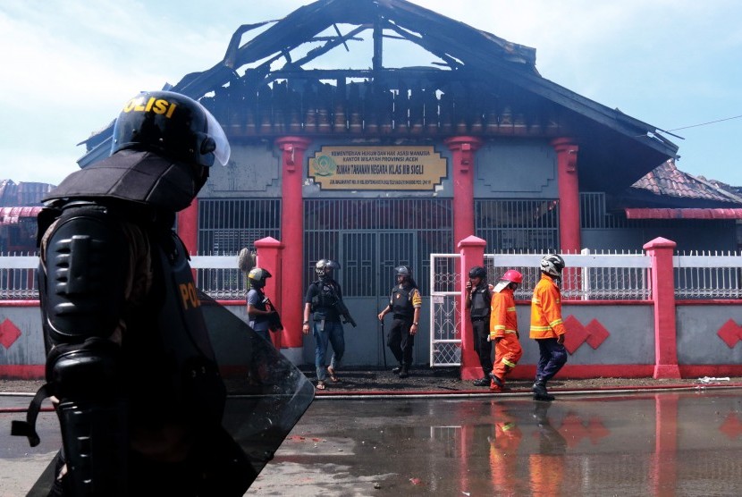 Anggota Polisi berjaga di depan Rumah Tahanan (Rutan) Klas II B Sigli usai terjadinya kerusuhan di Aceh, Senin (3/6/2019). 