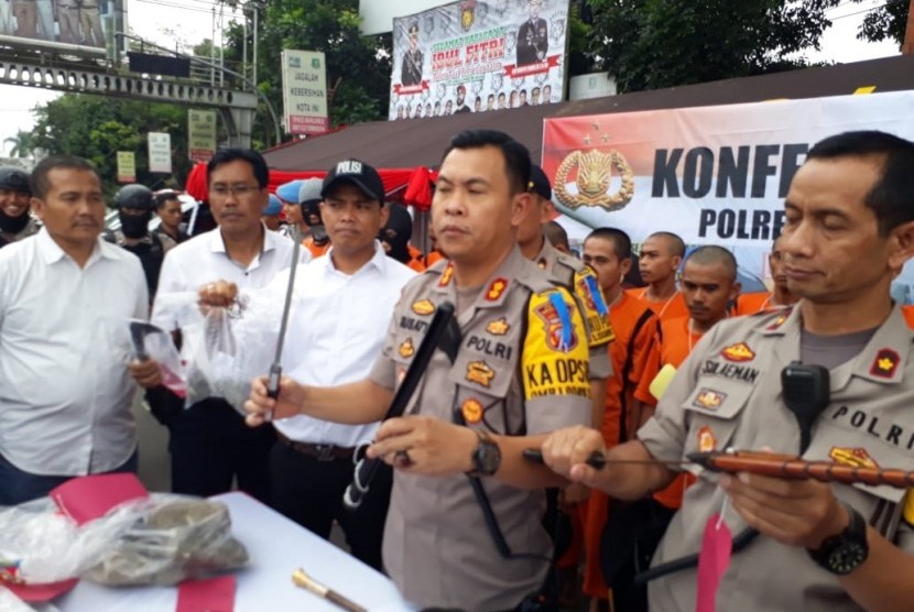 Polres Sukabumi Kota menangkap 13 orang pelaku kekerasan jalanan dan dipamerkan kepada warga di Jalan Perintis Kemerdekaan Sukabumi Senin (3/6).