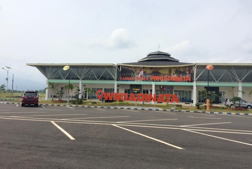 Aktivitas penumpang di Bandara Wiriadinata Tasikmalaya, Senin (3/6). Aktivitas penerbangan komersial di Bandara Wiriadinata seolah mati suri sejak pandemi Covid-19.