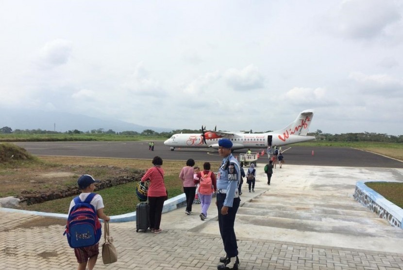 Aktivitas penumpang di Bandara Wiriadinata Tasikmalaya, Senin (3/6).