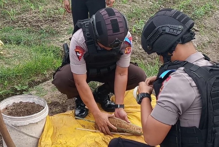 Sebuah mortir ditemukan di areal bekas persawahan milik warga, di Kampung Lewo Babakan, Kelurahan Linggajaya, Kecamatan Mangkubumi, Kota Tasikmalaya, Senin (3/6). 