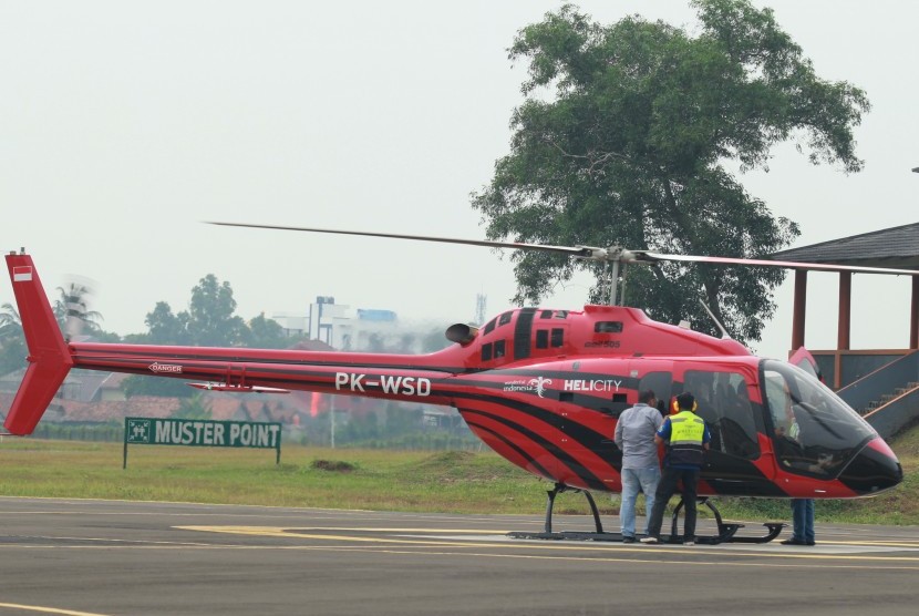 Sebuah Helikopter jenis Bell 505 milik PT WhiteSky Aviation siap membawa satu keluarga untuk mudik lebaran ke Bandung dari Jakarta di Bandara khusus Wiladatika, Cibubur, Jakarta, Senin (3/6/2019). 