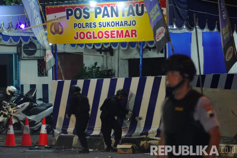 Petugas Polisi melakukan olah tempat kejadian perkara lokasi kejadian bom bunuh diri di Pospam Kartasura, Sukoharjo, Jawa Tengah, Selasa (4/6/2019).