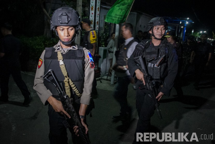 Polisi melakukan penjagaan saat penggeledahan rumah pelaku peledakan Pospam Kartasura di dusun Kranggan, Wirogunan, Kartasura, Sukoharjo, Jawa Tengah, Selasa (4/6/2019) dini hari. 